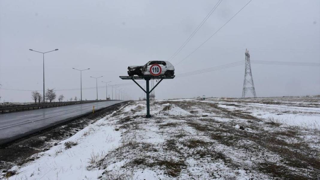 İbret olsun diye yol kenarına asıp sallandırdılar! Üzerine bir de tabela koydular 1